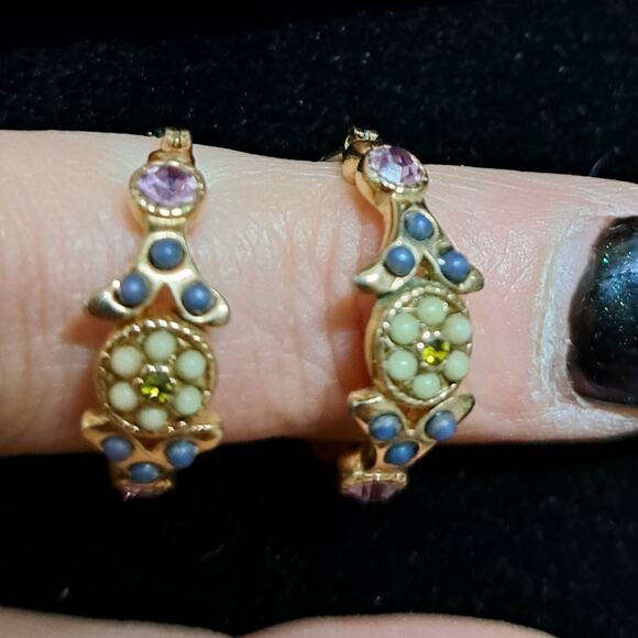 Vtg Floral Design Rhinestone Gold Tone ⅞" Diameter Hoop Earrings Snap Closure - Picture 13 of 16